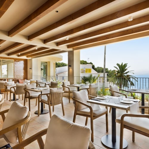 une salle à manger avec des chaises et des tables avec vue sur l' océan