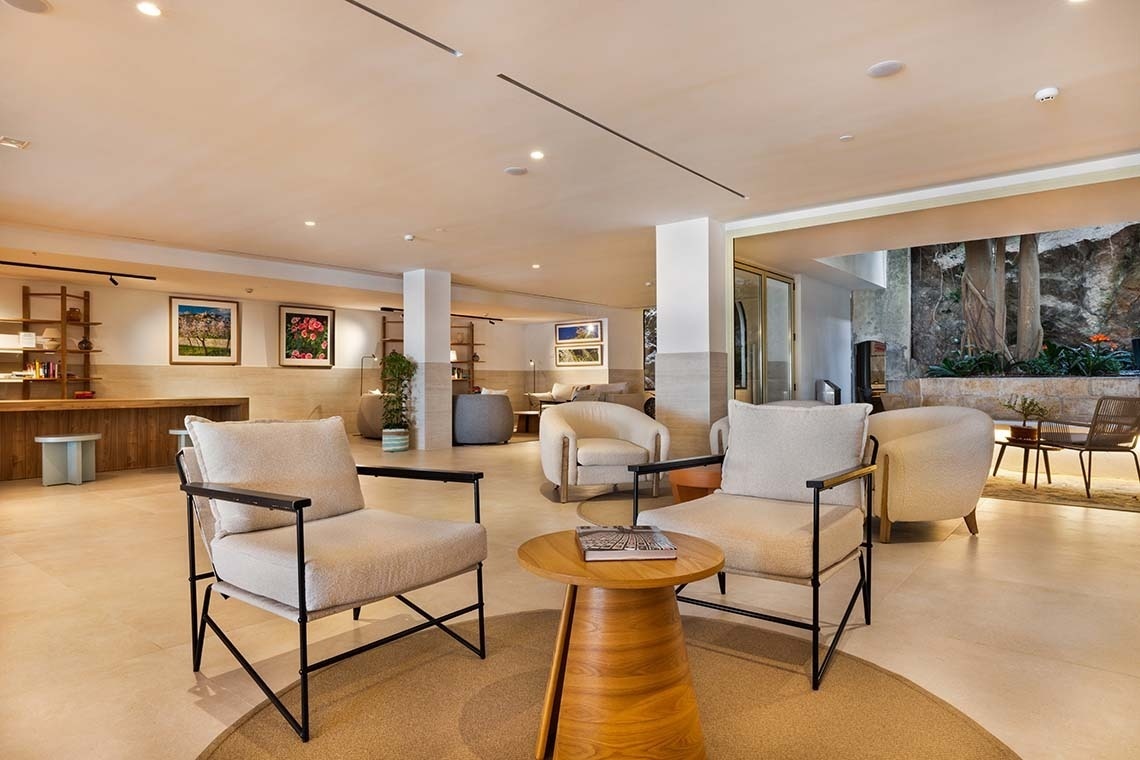 una sala de estar con sillas y una mesa de madera