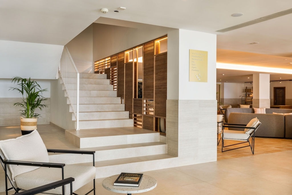 un escalier dans une pièce avec un livre sur une table