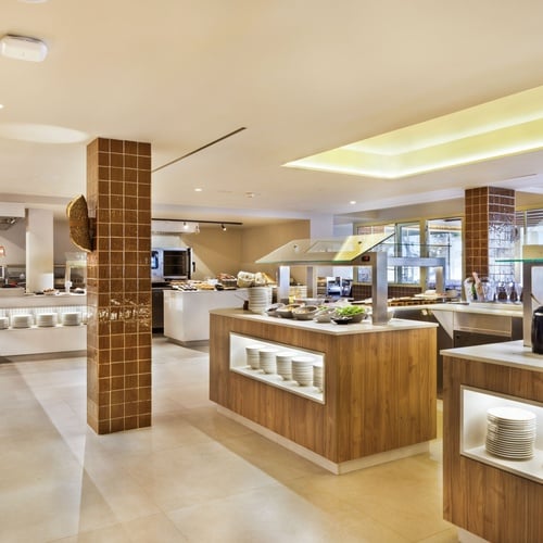 une salle à manger avec un comptoir en bois et des assiettes