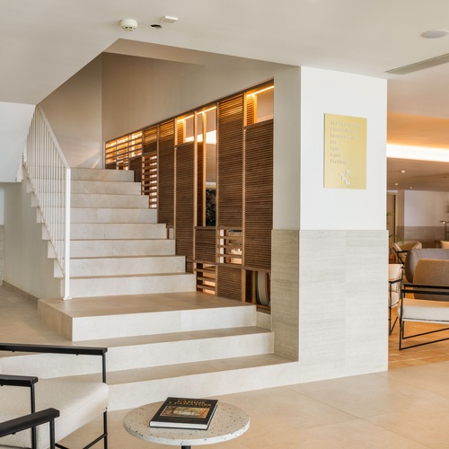 un escalier dans un salon avec un livre sur une table