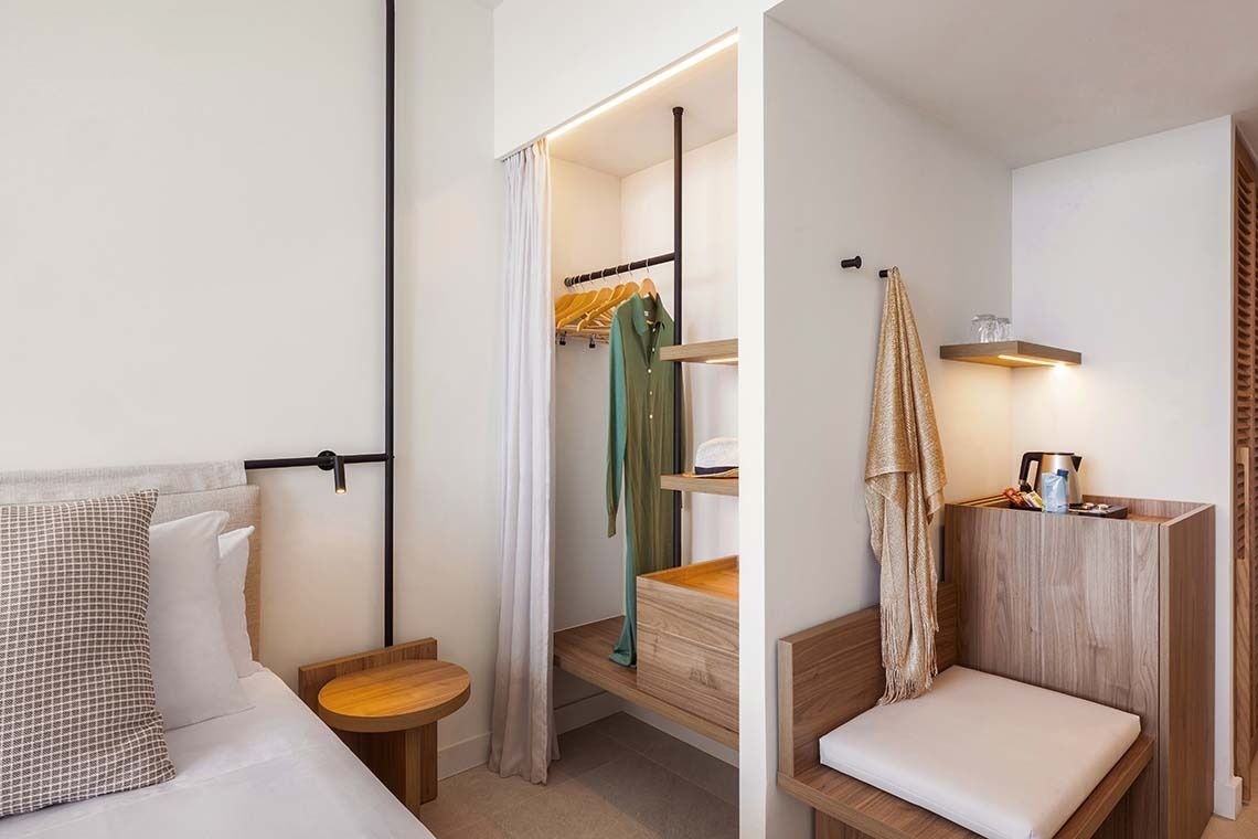 una habitación de hotel con una cama y un armario