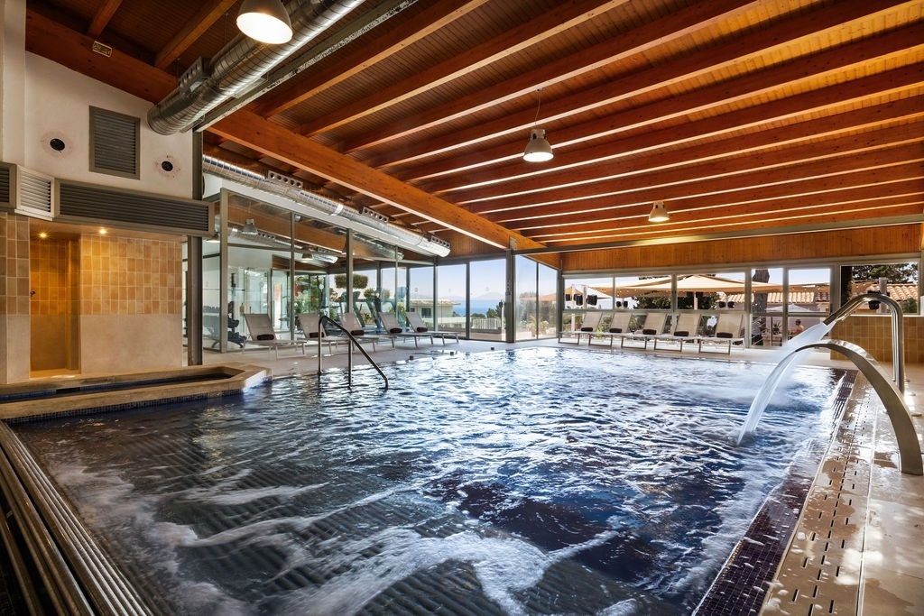 une grande piscine intérieure avec un plafond en bois