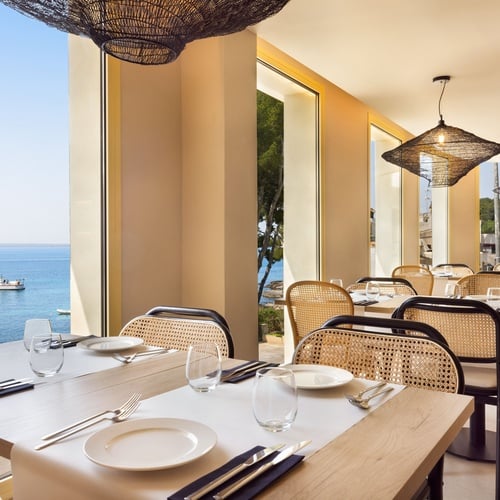 une salle à manger avec une vue sur l' océan