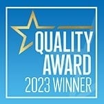 ein Logo für den Preis für Qualität 2023 mit einem goldenen Stern auf einem blauen Hintergrund .