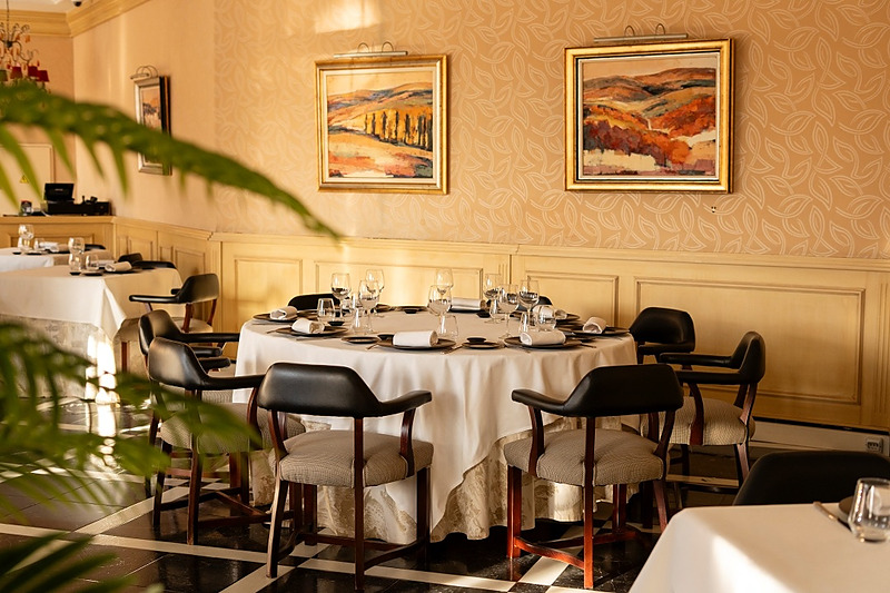 Salle à manger élégante de l'IPV: Palace avec tables dressées.