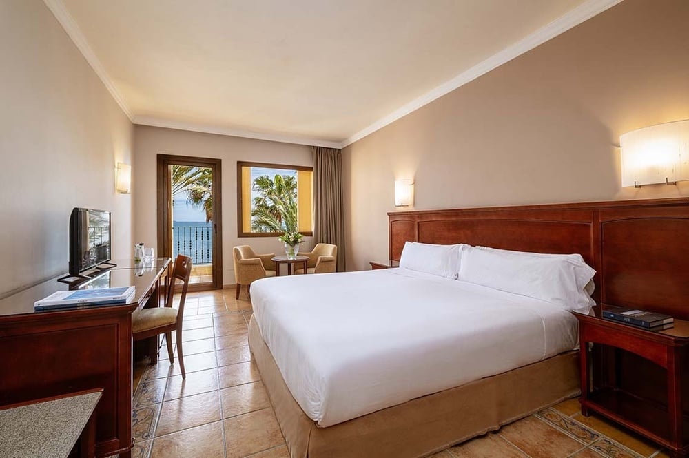 ein Hotelzimmer mit zwei Betten und einem Tisch