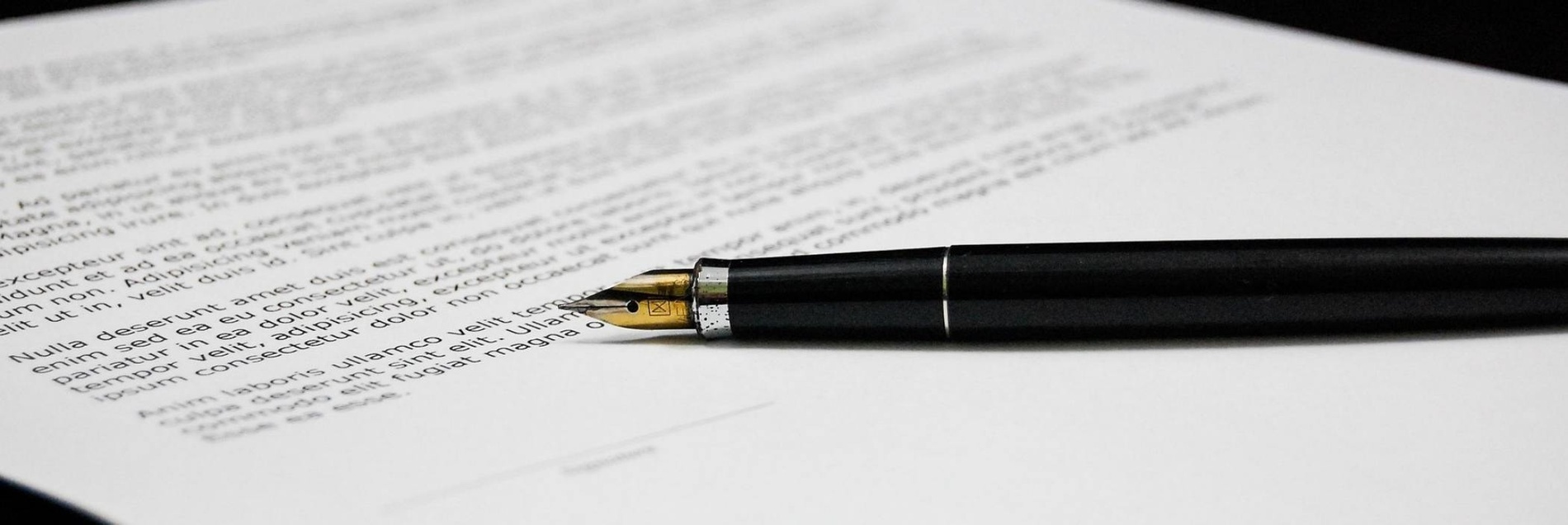 un pasillo con una puerta de vidrio que dice wingway