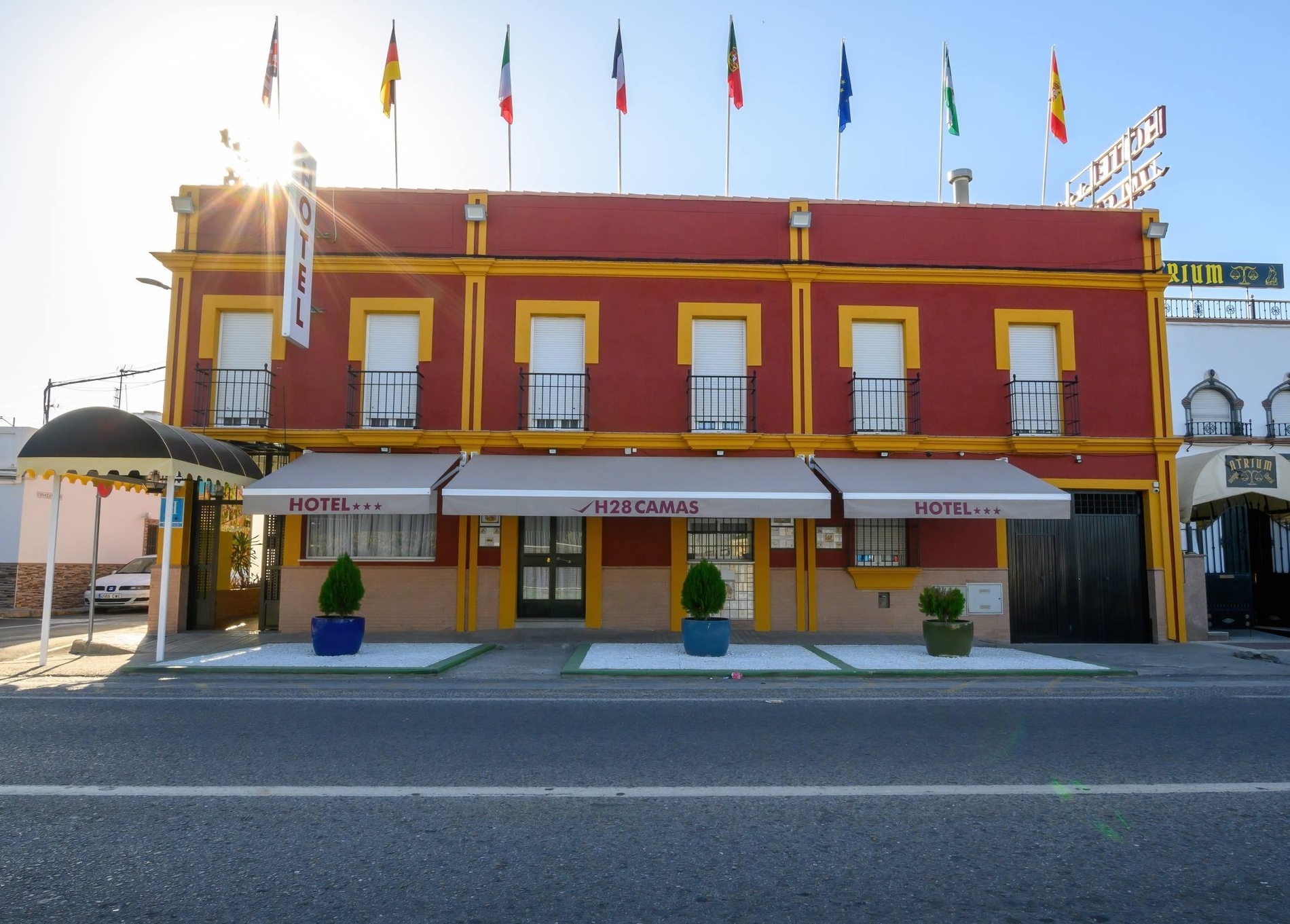 un edificio rojo y amarillo con un cartel que dice hotel