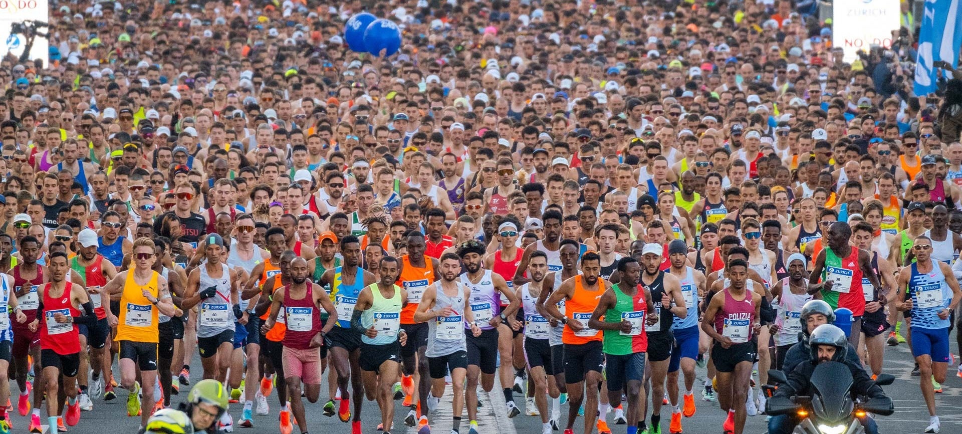 un cartel que dice ruta gaudi la arquitectura de un visionario