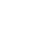 un vaso de bebida con una pajita y cubitos de hielo