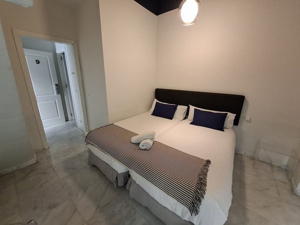 una mujer sostiene una sartén llena de comida frente a un grupo de personas