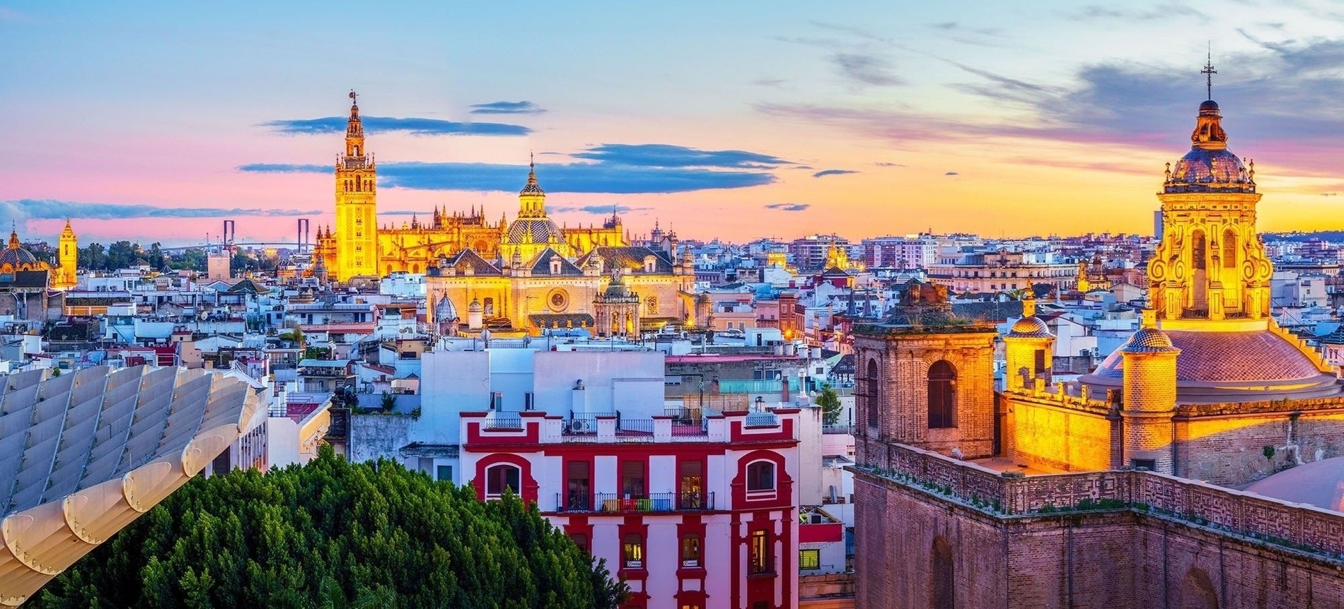una vista aérea de la ciudad de sevilla al atardecer