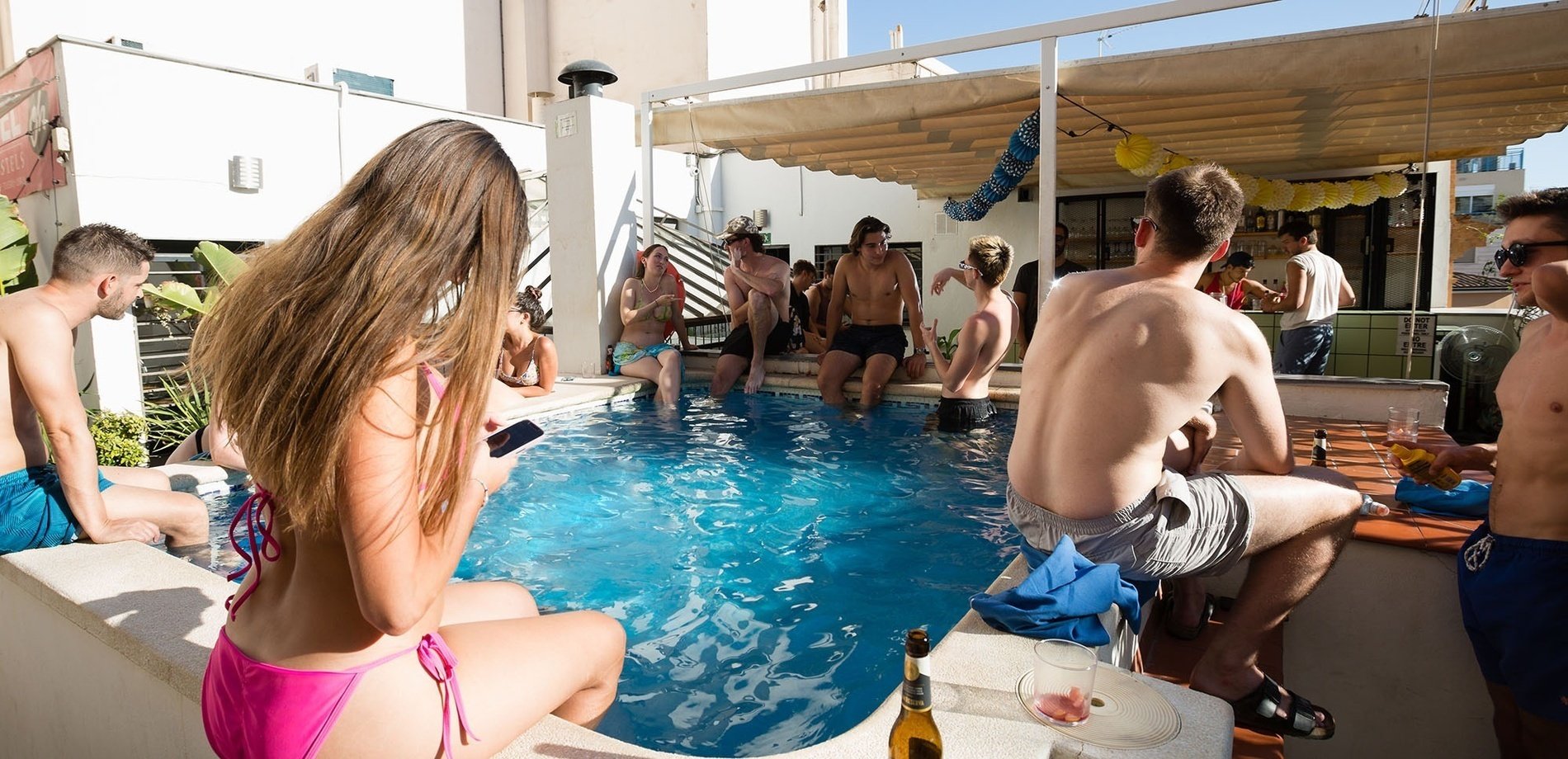 una habitación de hotel con dos camas y una ventana
