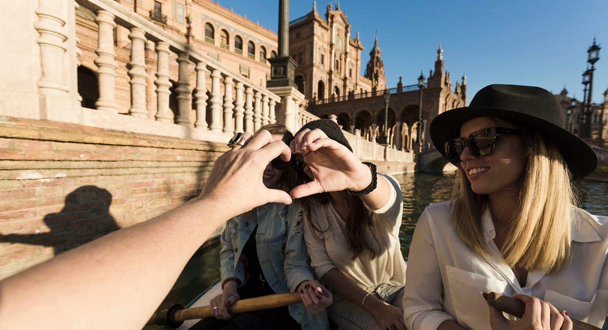 un cartel que dice ruta gaudi la arquitectura de un visionario