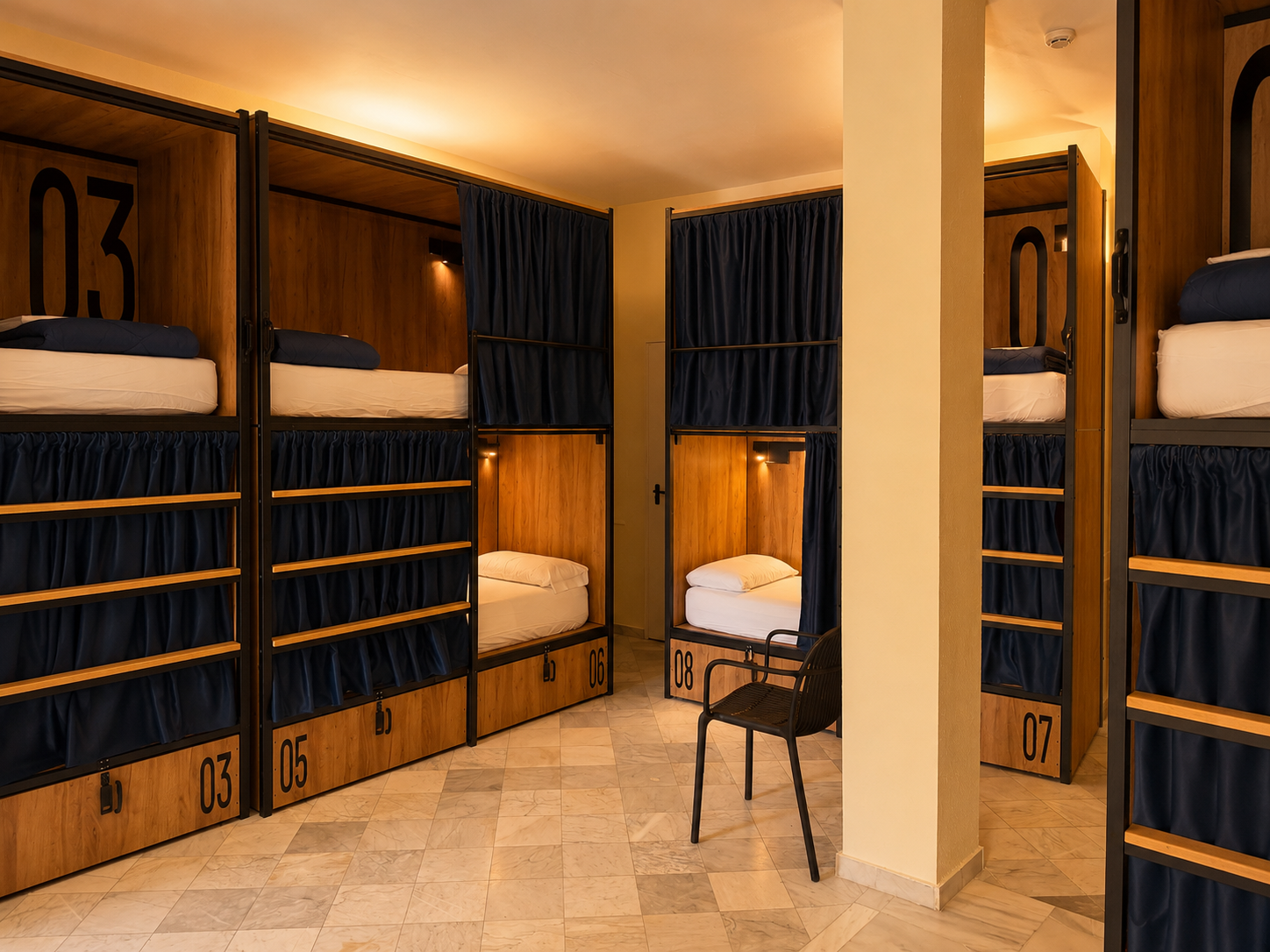 Literas en hostal JOY: Plaza de Armas, decoración moderna y cómoda.