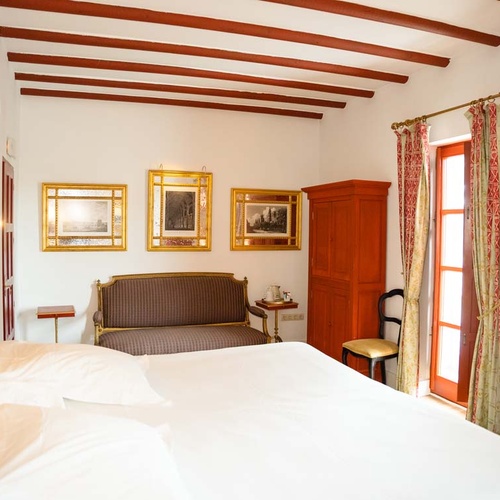 Charming room with antique decor and Juderia: Cordoba views.