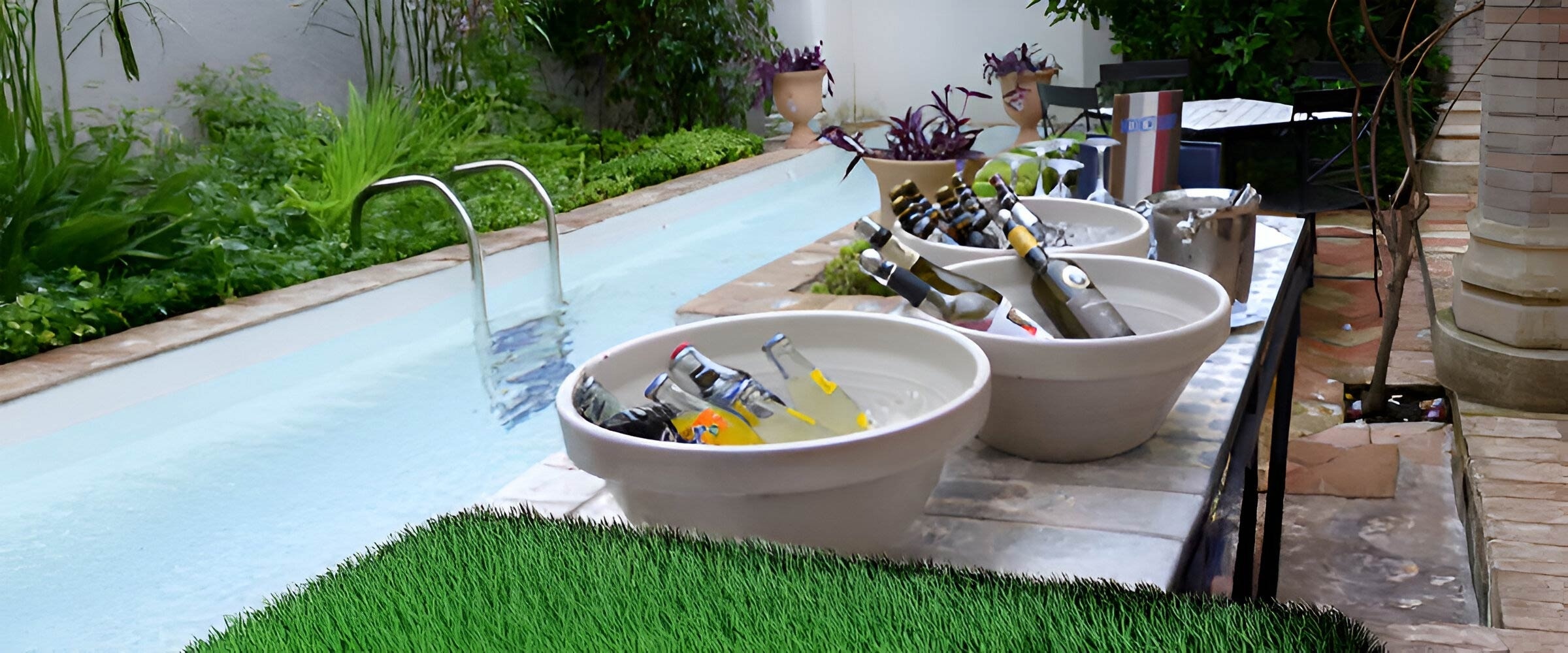 tres cubos de hielo con botellas de bebidas en ellos están junto a una piscina