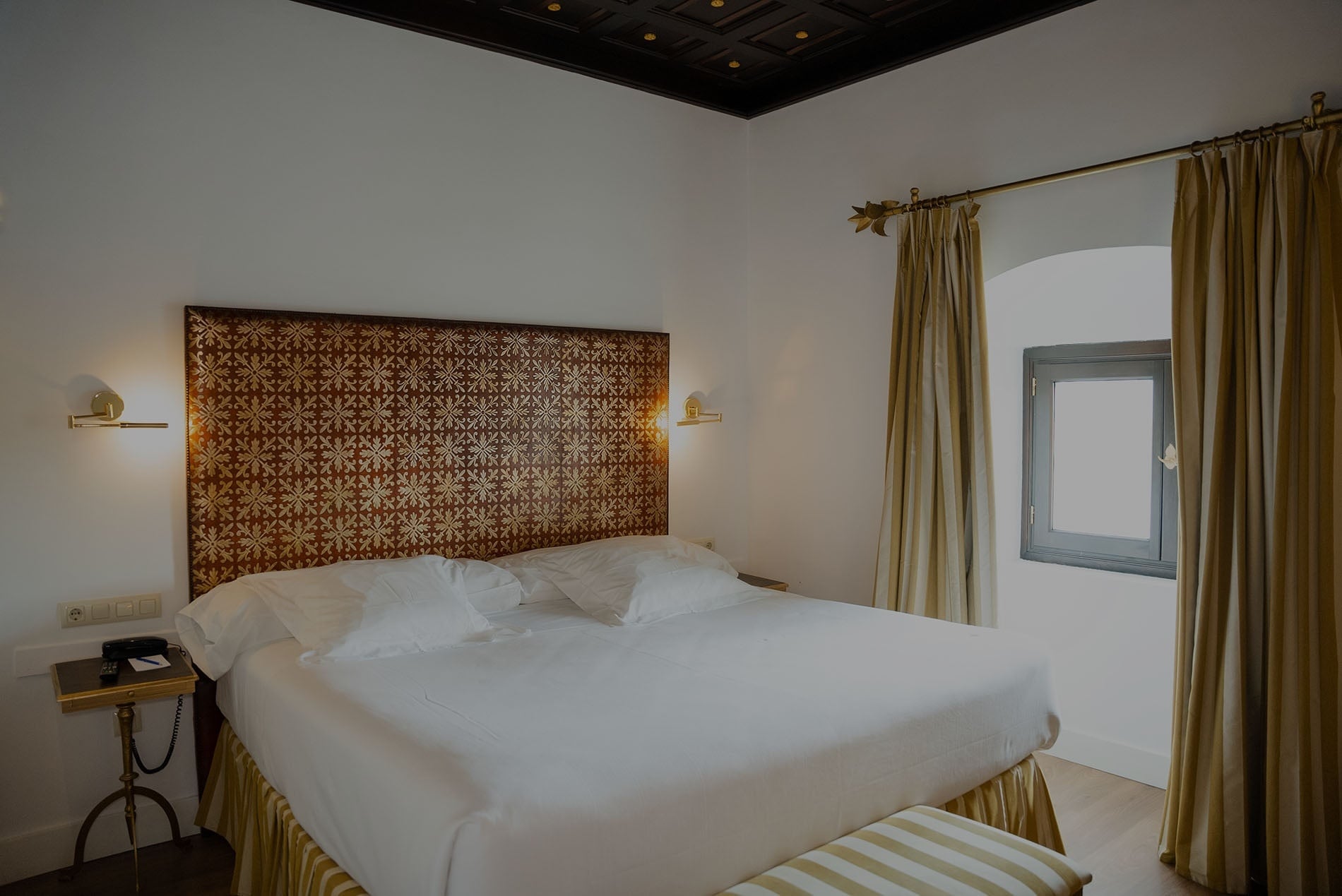 Habitación de lujo en la Judería: Córdoba, con cama amplia y vistas.