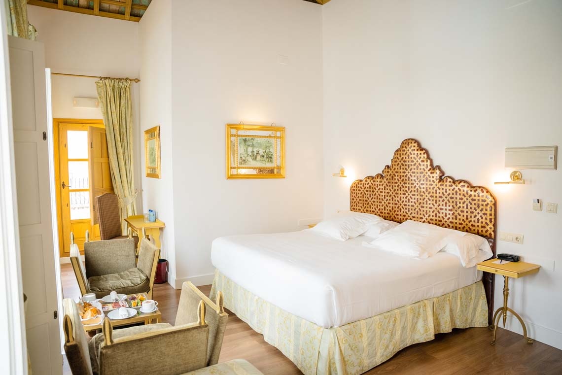 Hotel room with double bed and breakfast in Judería: Cordoba