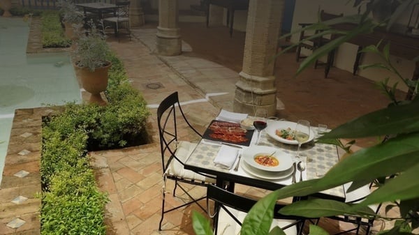 una mesa con platos de comida y copas de vino