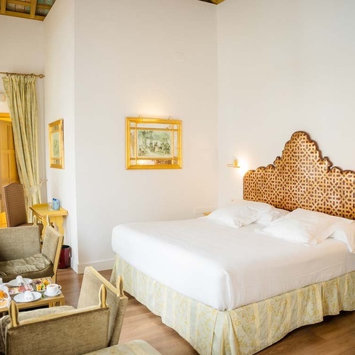 Charming Juderia: Cordoba hotel room with a king-size bed and vintage decor.