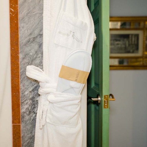 White bathrobe and slippers, a hint of Juderia: Cordoba elegance.