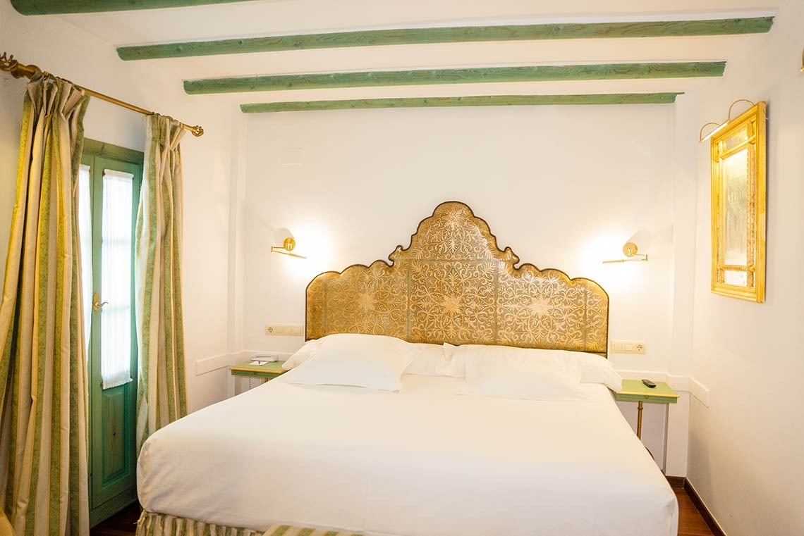 una habitación con una cama y una puerta azul