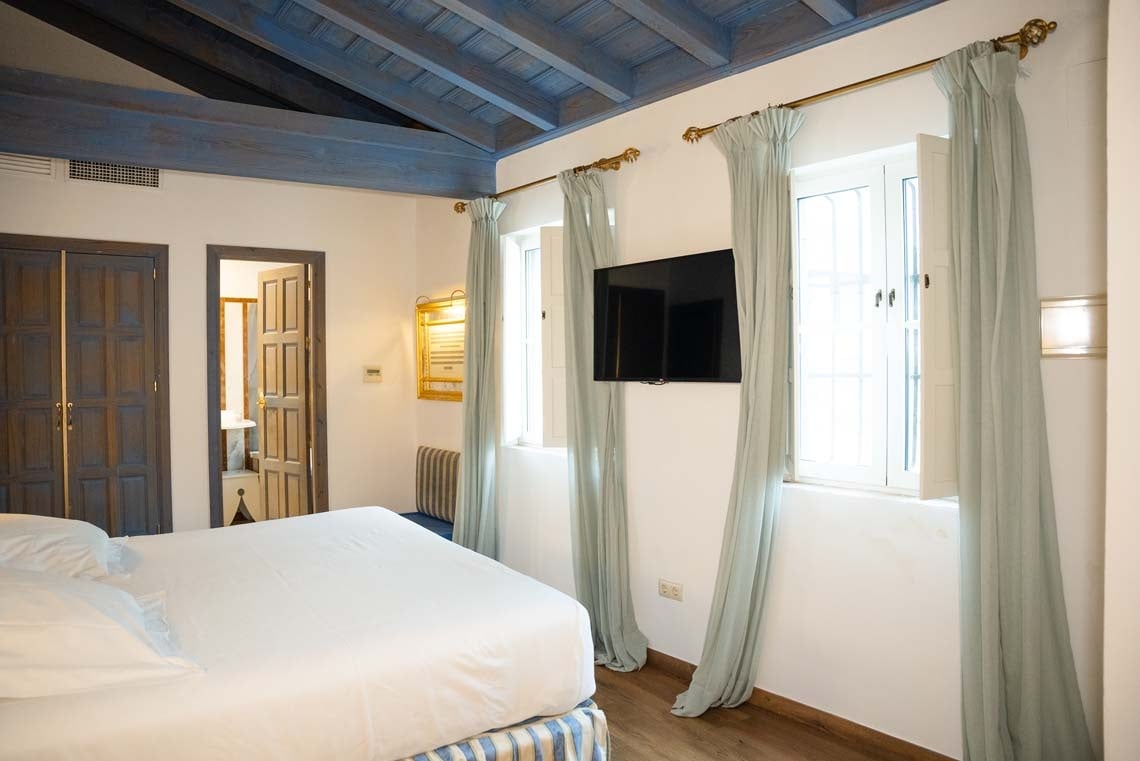 Charming Juderia: Cordoba hotel room with blue beamed ceiling and large bed.