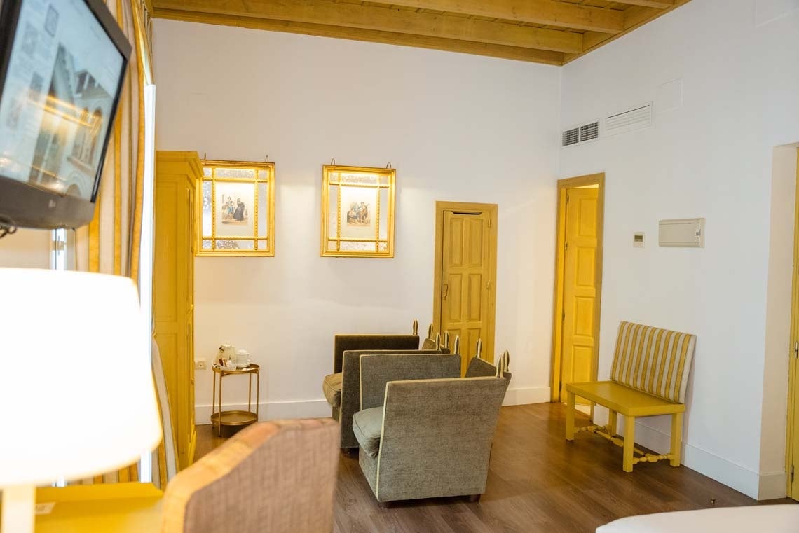 Hotel room with yellow accents in Juderia: Cordoba.