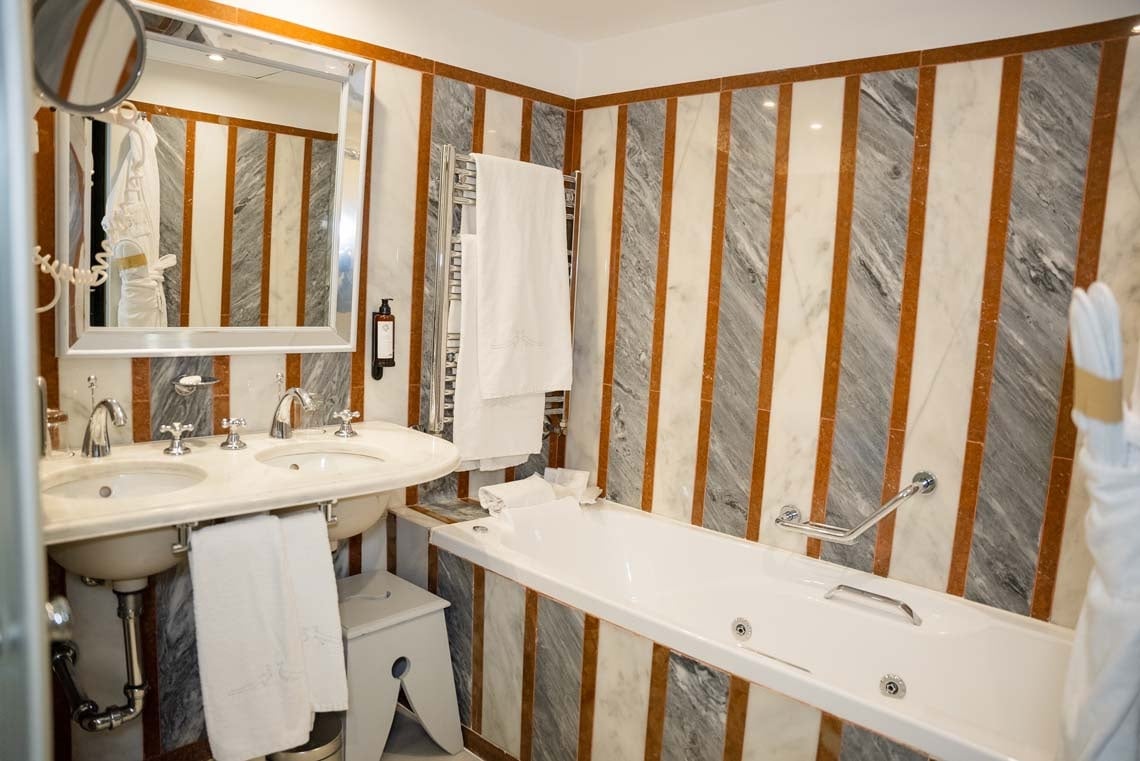 Luxurious bathroom with double sinks and a bathtub, reflecting the elegance of Juderia: Cordoba.