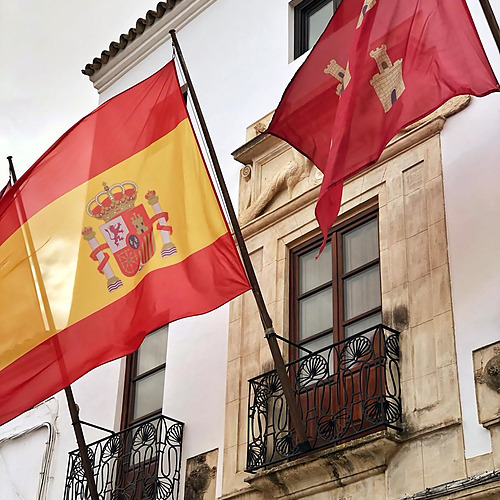 Banderas de España y de la región en balcón. Alojamientos Juderia: Cordoba.