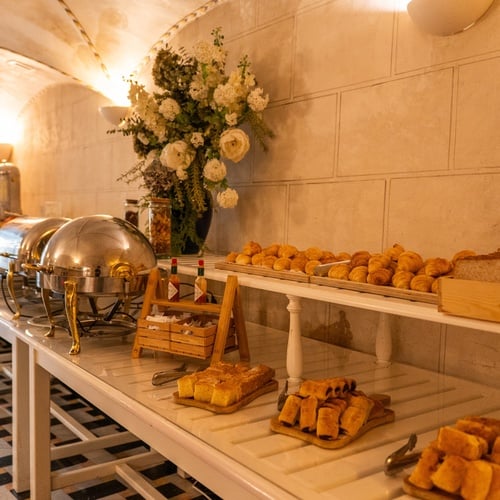 Breakfast buffet with croissants, bread, and juice dispensers at Hotel Juderia: Sevilla.