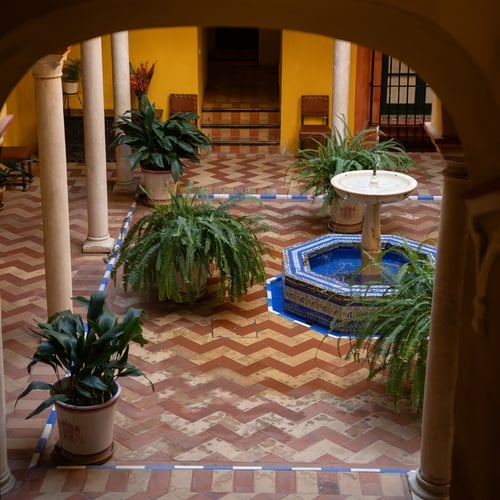 Courtyard fountain and tile floor in Juderia: Sevilla.