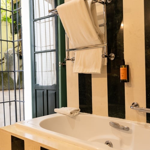 Luxury bathroom with bathtub and toiletries, Juderia: Sevilla.