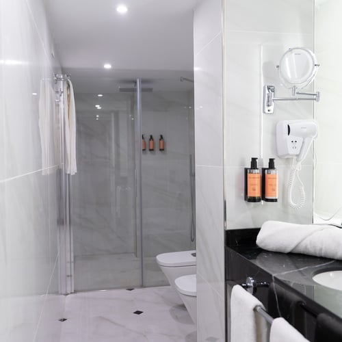 Modern bathroom in Juderia: Sevilla with a shower, toilet, and vanity.