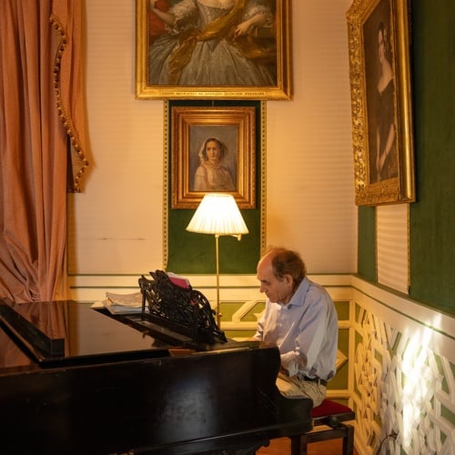 Man plays piano in elegant room near Juderia: Sevilla.