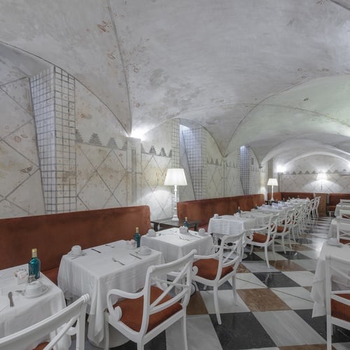 Elegant dining room with white tables and chairs in Juderia: Sevilla.