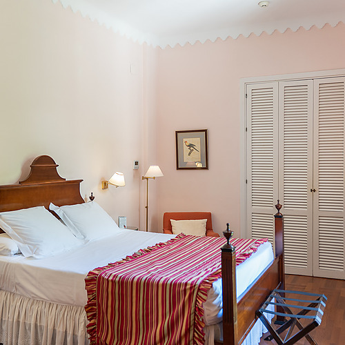 Chambre d'hôtel confortable avec lit douillet et une touche classique pour votre séjour Juderia: Sevilla.