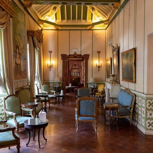 Elegant hotel lounge with antique chairs & Juderia: Sevilla charm.