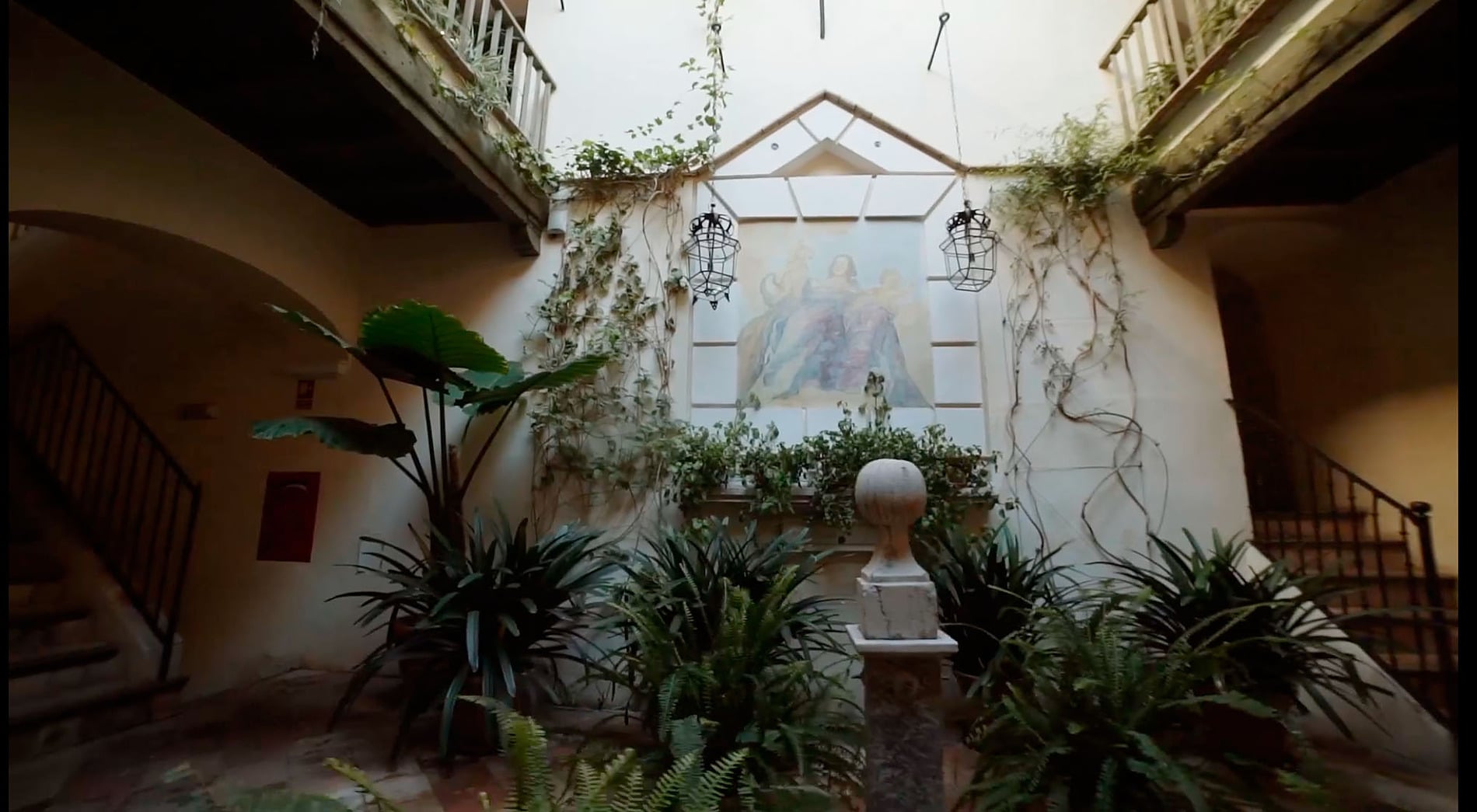 Patios interiores con arte y vegetación. Ideal para Juderia: Sevilla y relajarse.