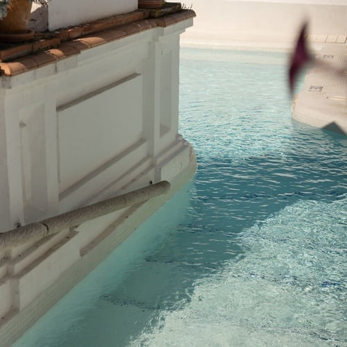 Relaxing pool area with plants, a glimpse of the Juderia: Sevilla.