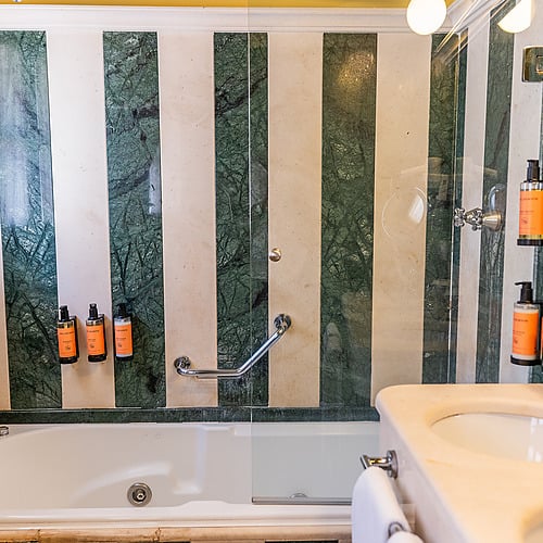 Salle de bain luxueuse avec baignoire, lavabo et articles de toilette Juderia: Sevilla.