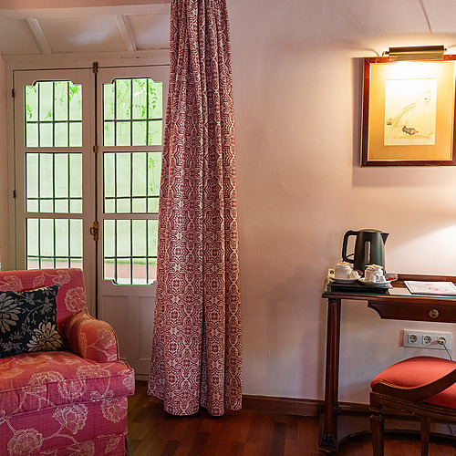 Fauteuil et bureau dans une chambre d'hôtel avec Juderia: Sevilla.