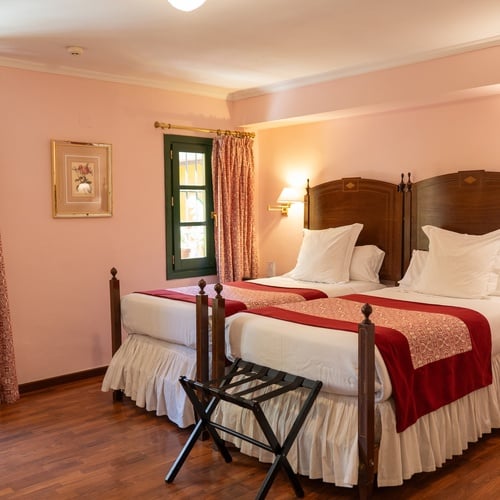 Double room with pink walls and traditional decor at Juderia: Sevilla.