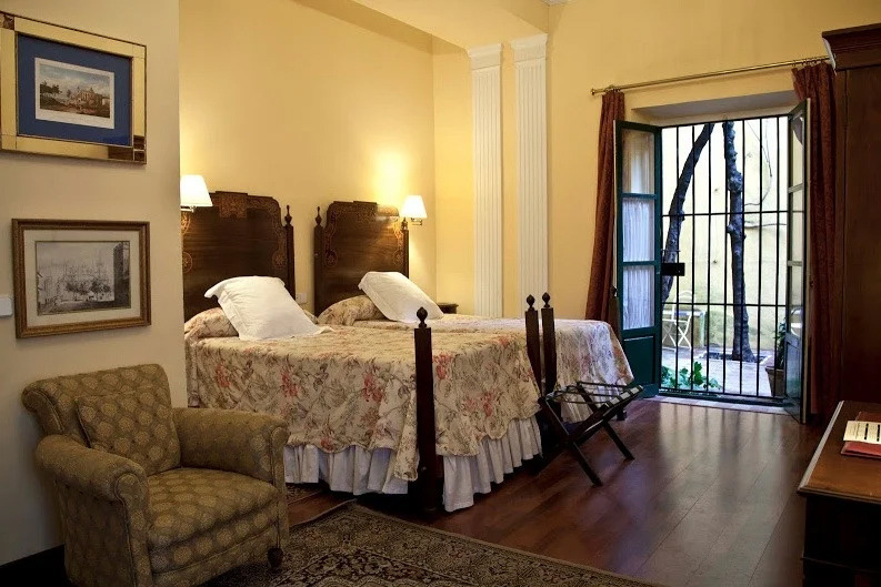 Chambre avec poutres et lit style Judería : Sevilla