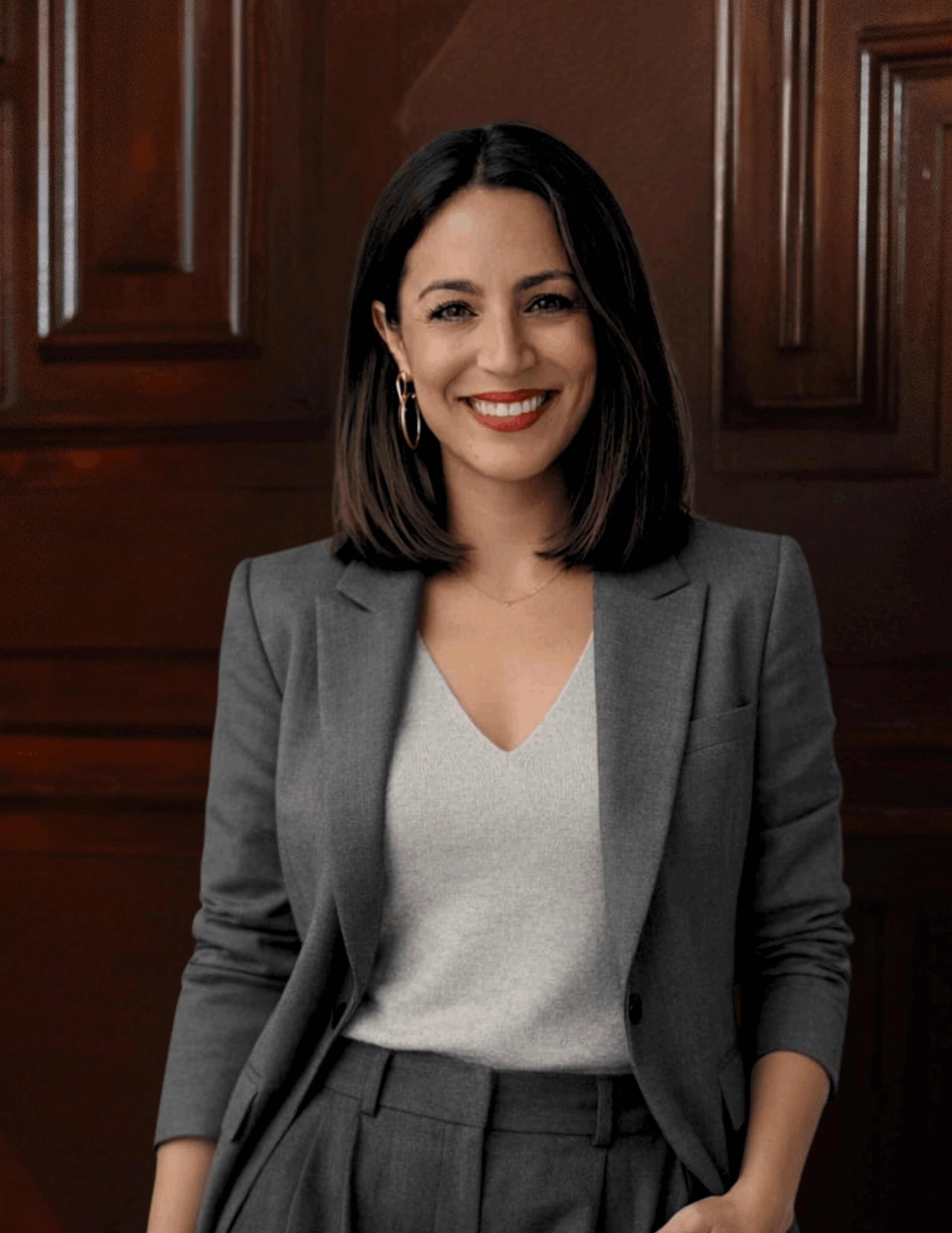 Profesional Kaizen: Corporativa sonriendo en traje gris. 