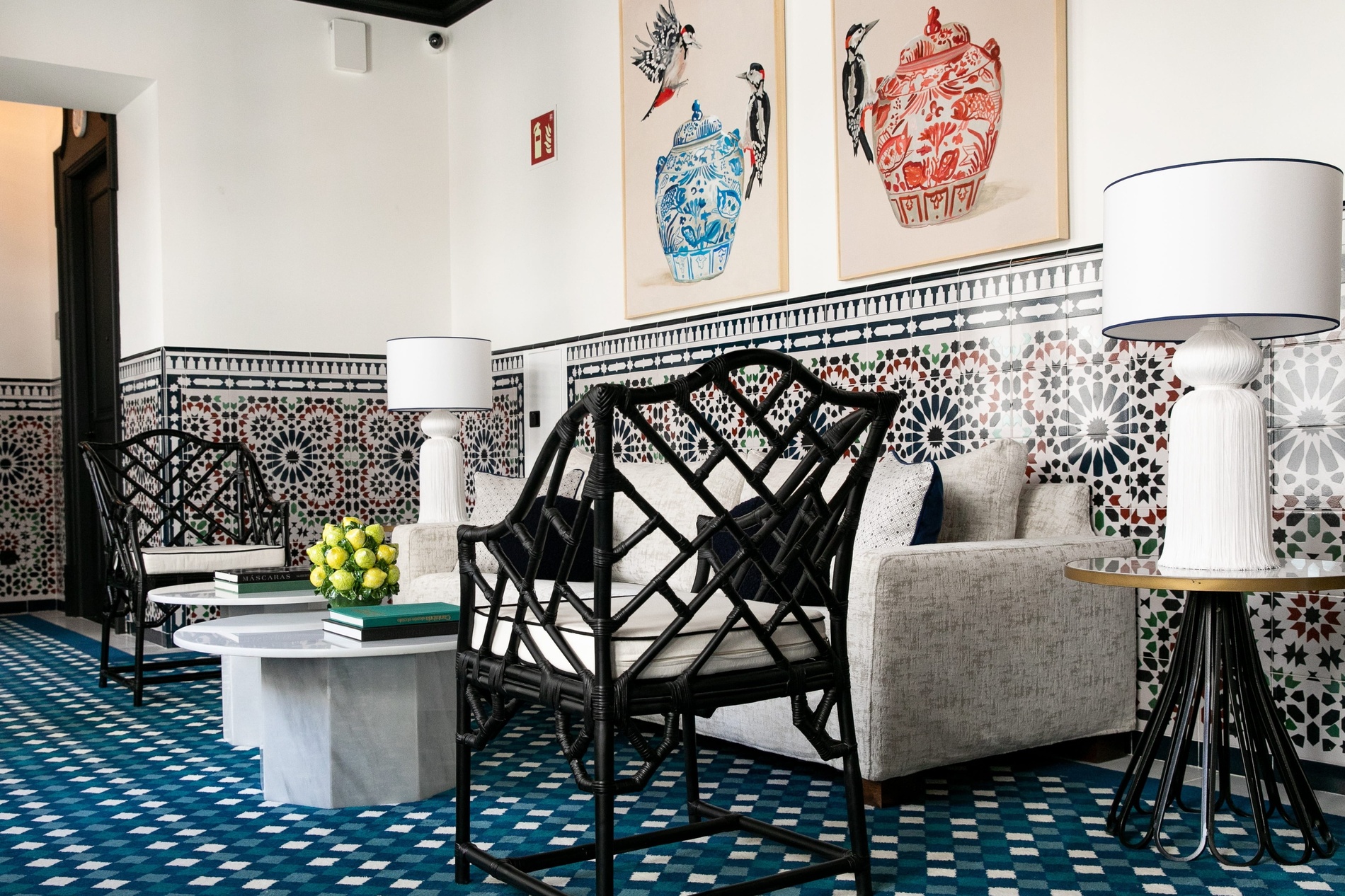 un carruaje tirado por caballos pasa frente a una casa blanca