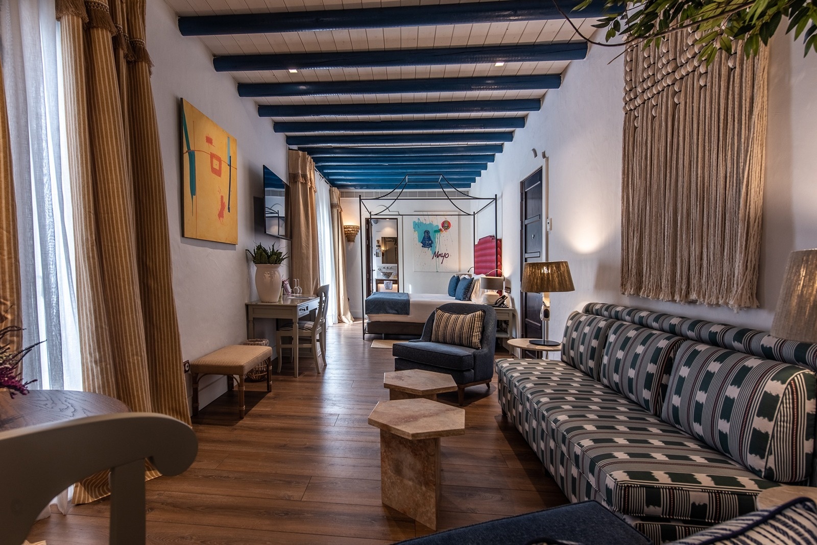 una habitación con un sofá y una cama con dosel