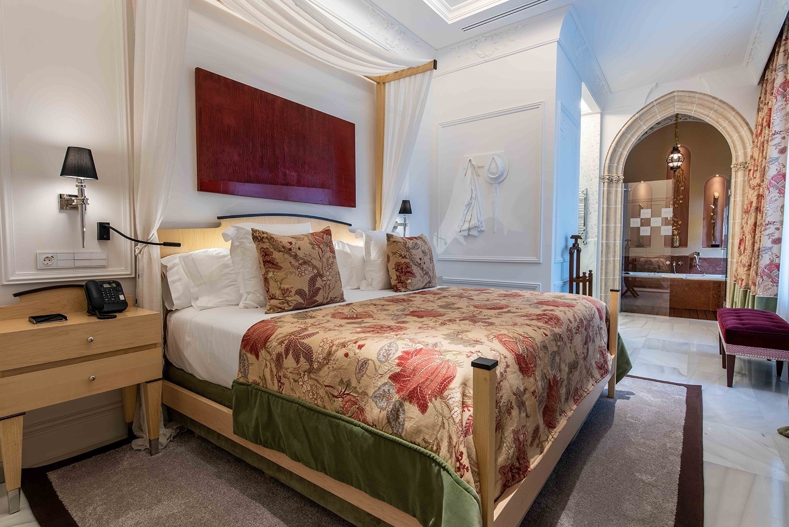 una habitación con una cama y un teléfono en la mesita de noche